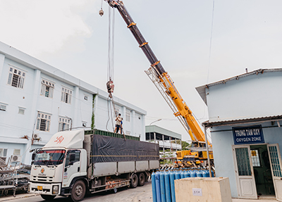 Oxygen generators are delivered and installed in Tây Ninh, Viet Nam, through the EpiC project. Medical oxygen is complex to safely produce, transport and store. Photo credit: EpiC Viet Nam