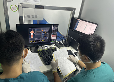 Radiologists interpret a chest X-ray and compare it with the artificial intelligence software’s interpretation. Photo credit: Phuong Nguyen/FHI 360